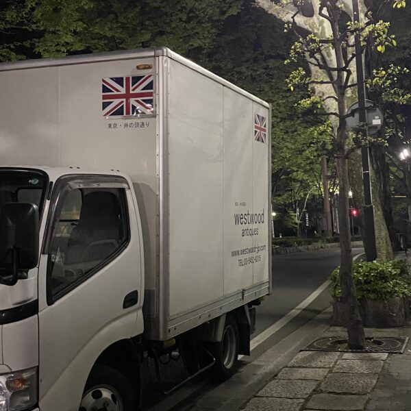 コンテナ入荷間近。7/5～6店内家具搬出作業